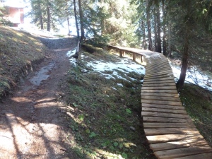 Streckenabschnitt der Downhillstrecke Oberlech-Lech mit parallel geführtem Holzelement